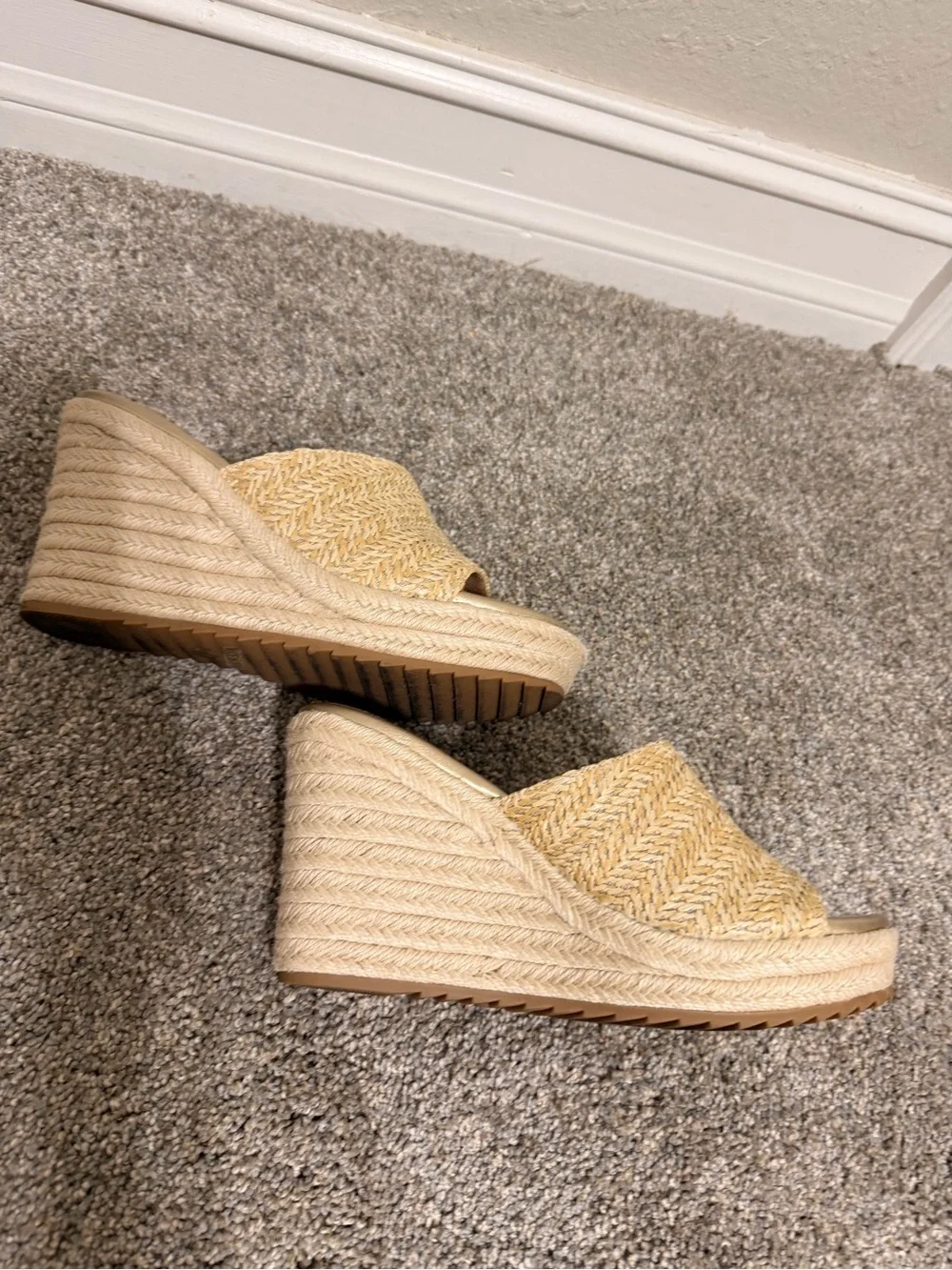 Women’s Wedge Slide Sandals in Natural Straw